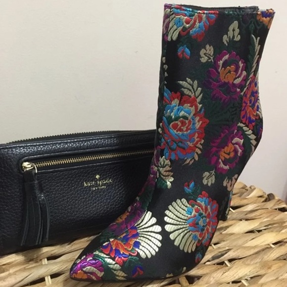 “Madelina” Justfab Black Flower 4” Heel Booties! 💥 - Picture 2 of 11